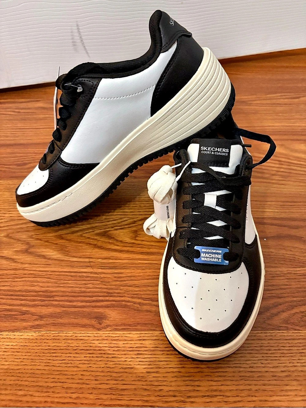 Skechers Court & Classics Black & White US 8 NWT